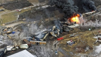 Трагедия на рельсах: Пожар в поезде с топливом после крушения в США